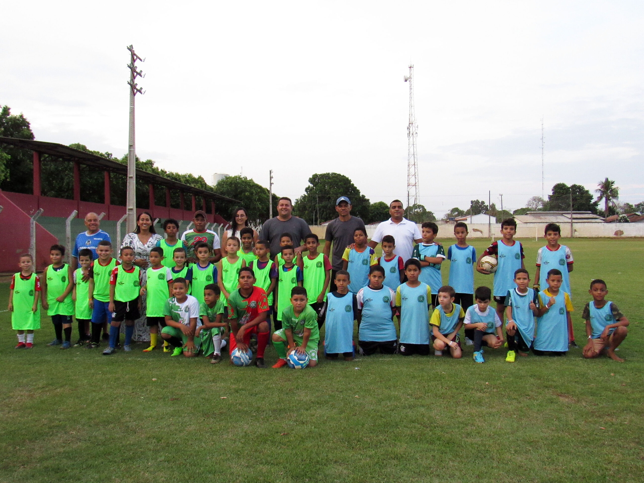 Futebol Infantil. As Crianças Estão Jogando Futebol. A Luta Ativa